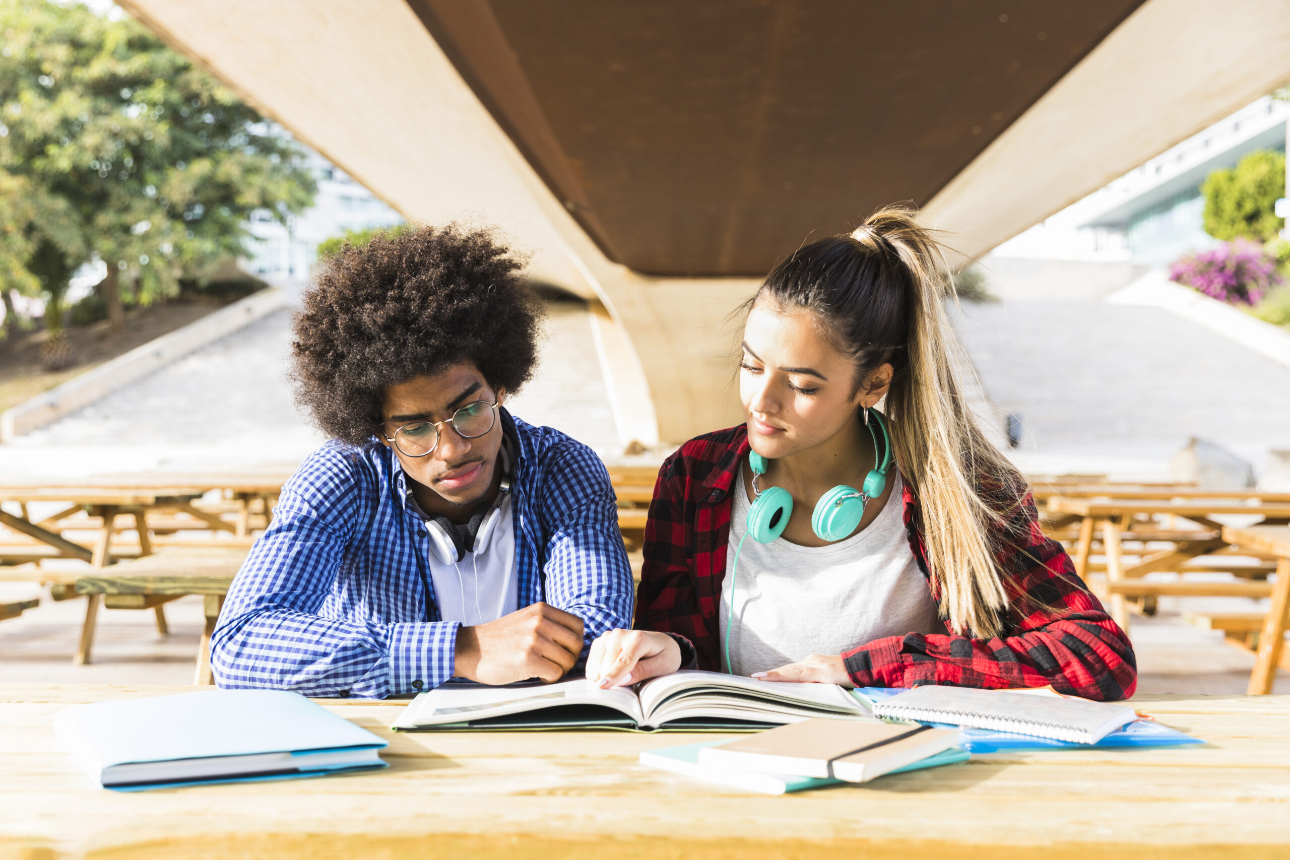 Pós-graduação, essencial para Educação Física, eleva salários em até 255%. Preparação para desafios e destaque no mercado de saúde.