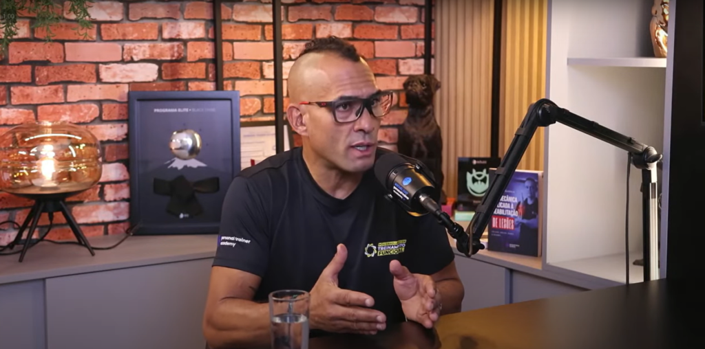 Professor Allan Menache, em entrevista ao Notável Cast, falando sobre o treinamento de surfistas profissionais